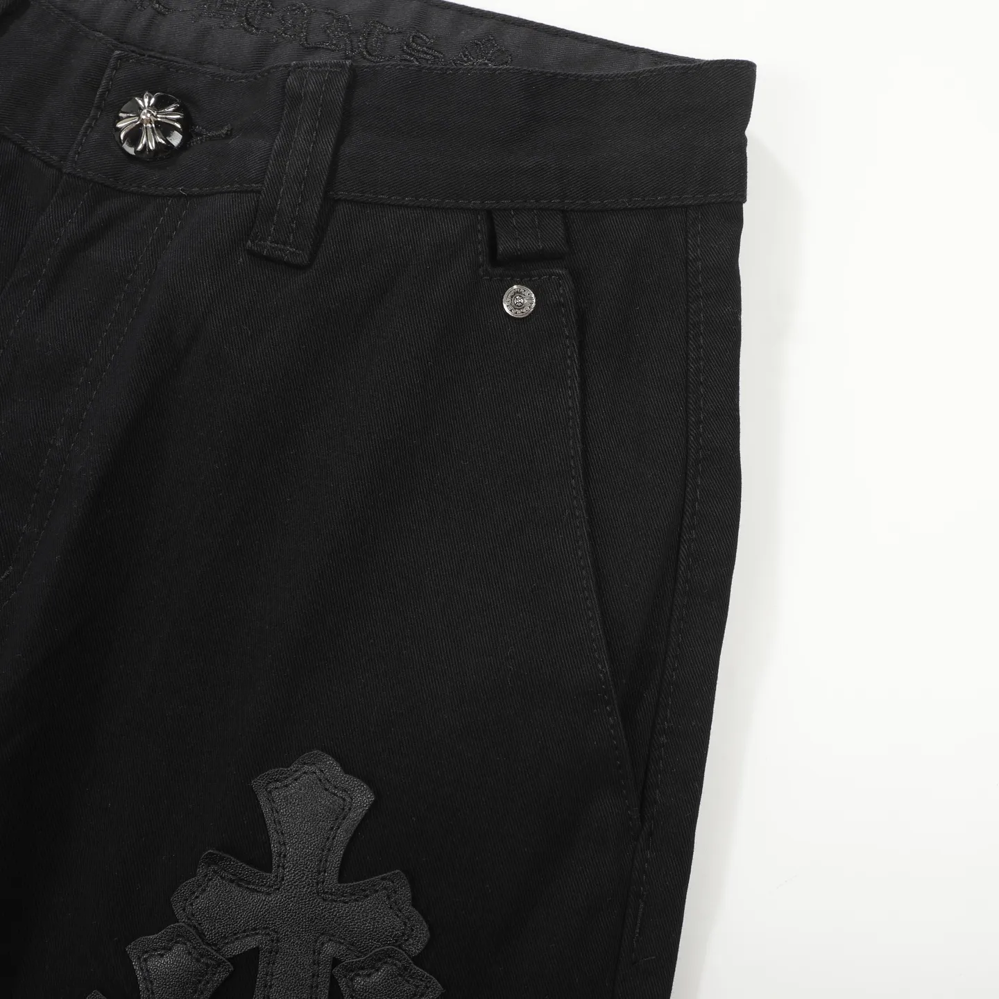 P270 Chrome Hearts CH casual black trousers cross-patched leather jeans. Original purchased and patterned to truly restore the ultimate texture of Vintage. Special Italian cowhide print and then cut. Customized sheepskin three-layer thick line leather. The whole is spliced in heavy water washing process. Craftsmen hand-splash ink. You can see the details. Three-dimensional cutting version. Loose and comfortable. Not flattering on the figure. Shows height and slimness. Factory Seiko. Original quality control. Same style for men and women. Can be matched with couples. Versatile recommendation. The must-have jeans for all seasons Color: black Size: 28/30/32/34 Waist: 73/78/83/88 Pants length: 102/104/106/108